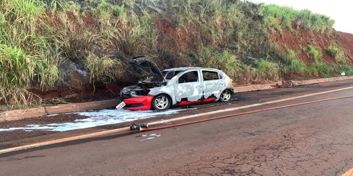 Corpo é encontrado carbonizado dentro de veículo um trecho desativado na BR-163