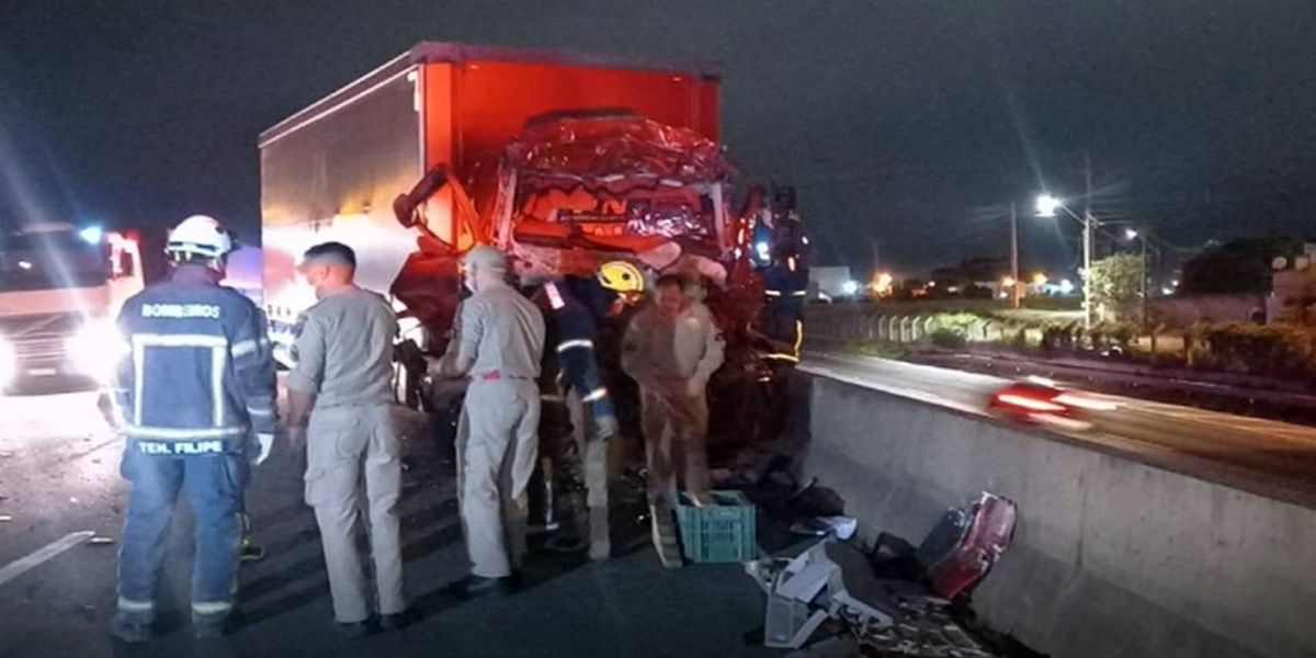 Homem morre depois de acidente entre caminhões na BR-277, em Campo Largo