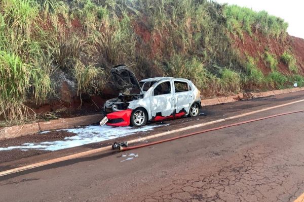 Imagem referente a notícia: Corpo é encontrado carbonizado dentro de veículo um trecho desativado na BR-163