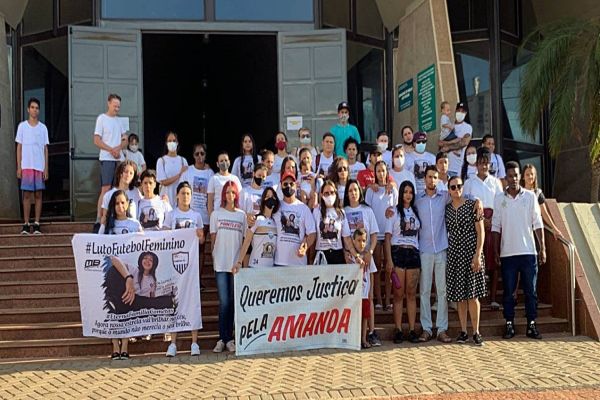 Família e amigos de Amanda Prado de Amorim realizam ato em prol de justiça no centro de Cascavel