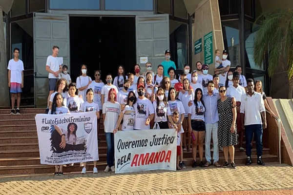 Foto relacionada a notícia: Família e amigos de Amanda Prado de Amorim realizam ato em prol de justiça no centro de Cascavel