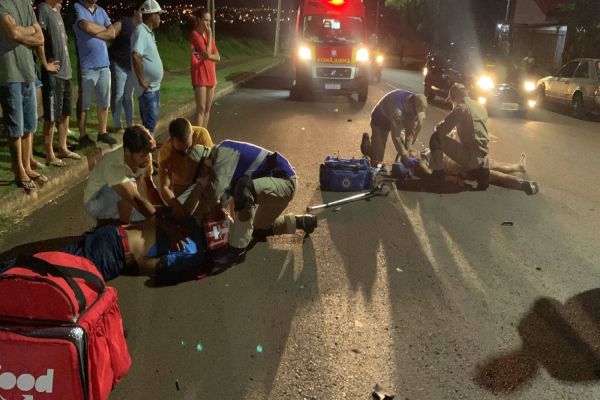 Imagem referente a notícia: Duas pessoas ficam estado gravíssimo após atropelamento na Avenida das Pombas no Bairro Floresta