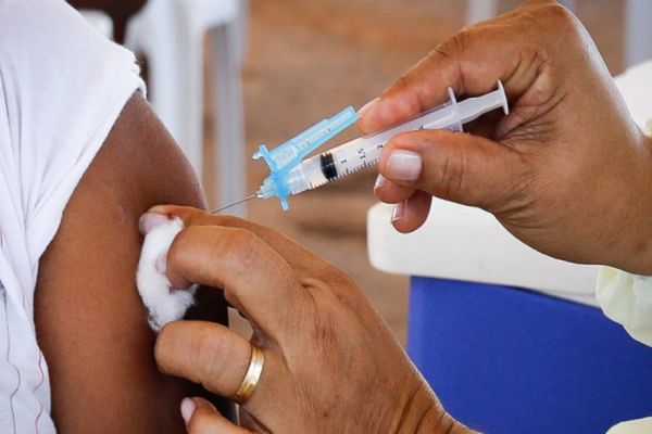 Amanhã tem vacina para público geral das 8 às 21h