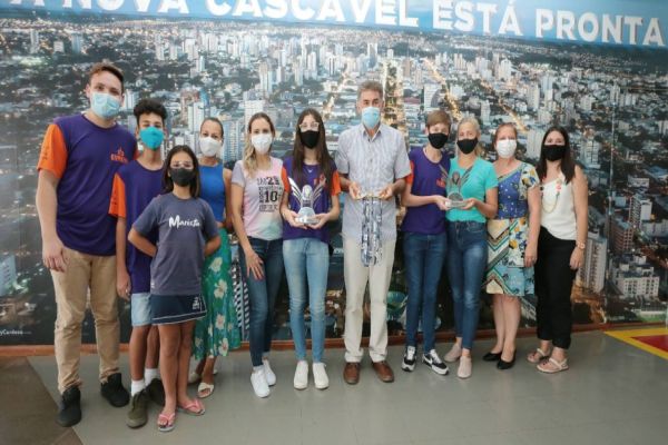 Prefeito Paranhos recebe grupo de alunos que se destacam em ciência e tecnologia