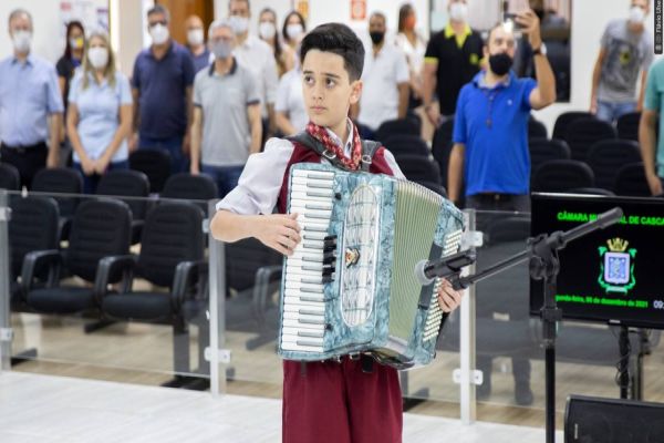 Kauã Gaiteiro, músico de apenas 11 anos, é homenageado em Sessão Ordinária