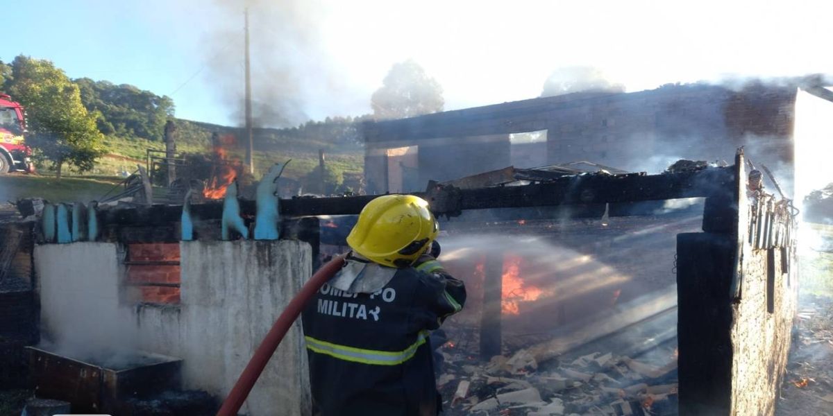 Homem tenta matar a esposa, ateia fogo na casa e em seguida tira a própria vida