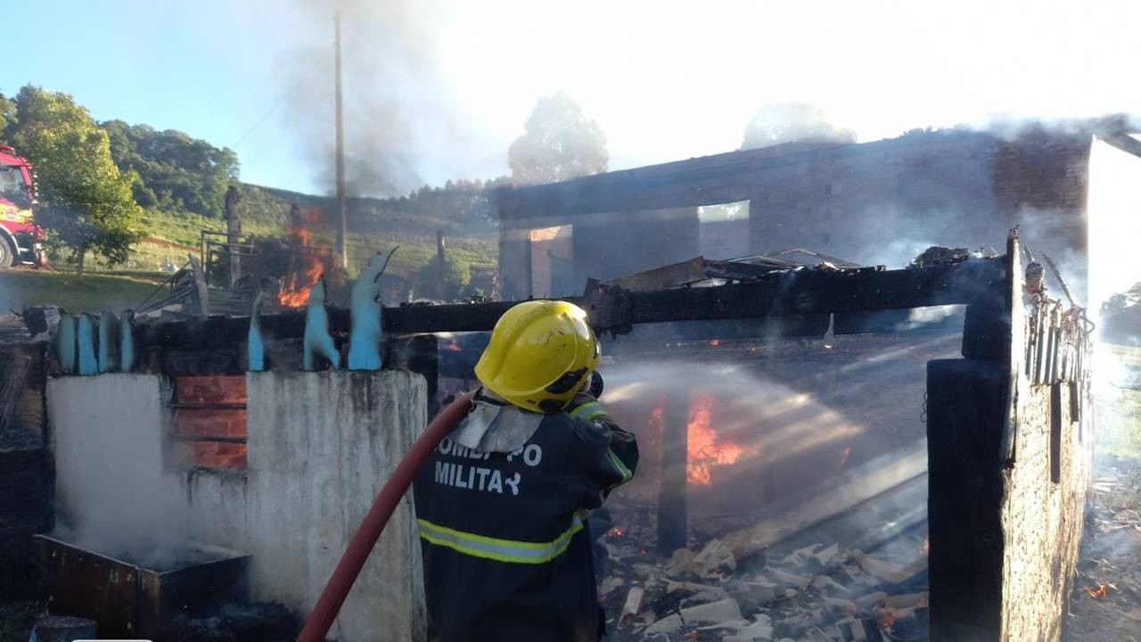 Homem tenta matar a esposa, ateia fogo na casa e em seguida tira a própria vida