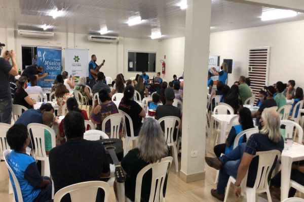 Crianças e adolescentes do Projeto Música Social realizam apresentação