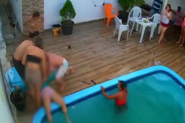 Adolescente se afoga ao ter cabelo sugado por ralo de piscina; Veja o vídeo