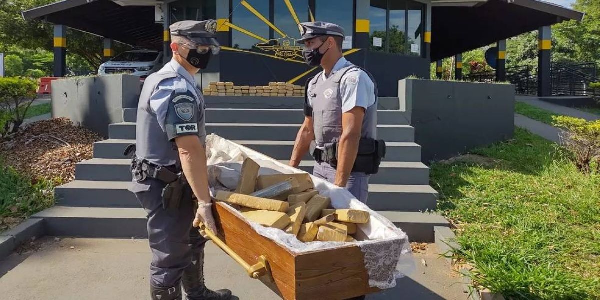 Polícia Rodoviária apreende droga escondida em caixão dentro de carro funerário