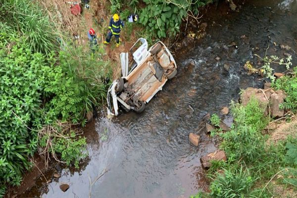 Homem morre após veículo despencar de barranco no Bairro Universitário