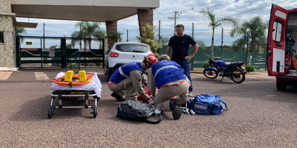 Homem fica ferido após forte colisão de trânsito no Bairro Cataratas em Cascavel
