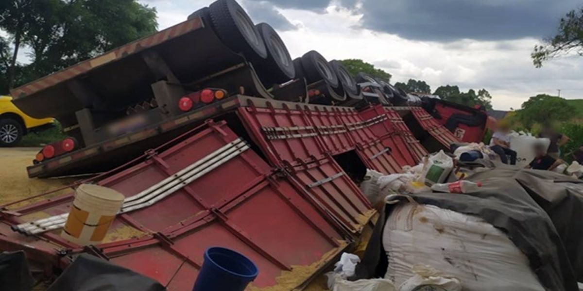 Caminhão tomba na PR-180 em Marmeleiro