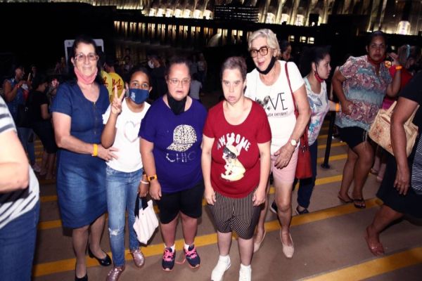 Alunos da APAE participam de edição especial da Itaipu Iluminada