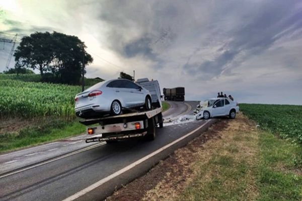 Mulher fica ferida após colisão frontal na PR-592