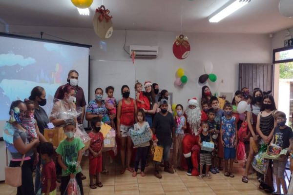 Assistência Social de Cascavel entrega presentes de cartas de natal adotadas pela população