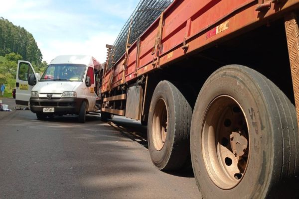 Imagem referente a notícia: Van com pacientes se envolve em acidente com caminhão de Cascavel na PRc-158 e uma mulher morre