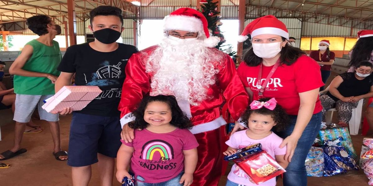 Entrega de presentes de Natal emociona comunidade em Toledo