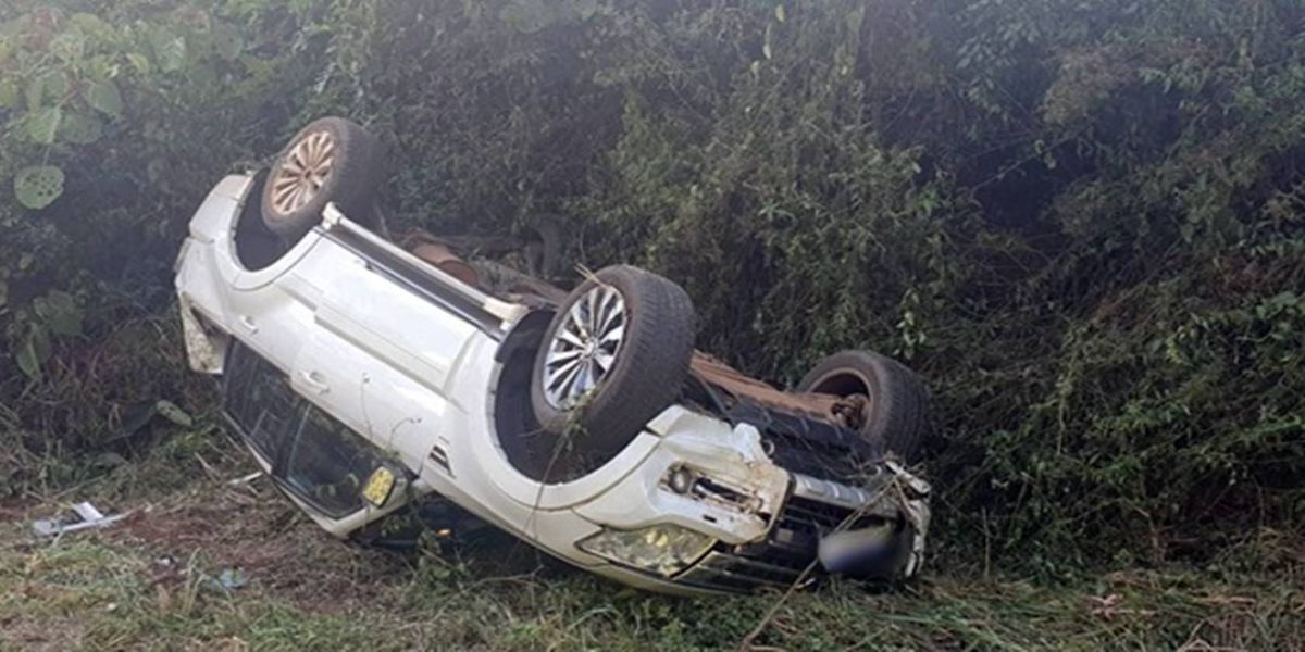 Caminhonete capota na rodovia PR-566 em Francisco Beltrão