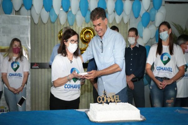 Cohavel comemora 29 anos com entrega de matrículas que regularizam imóveis