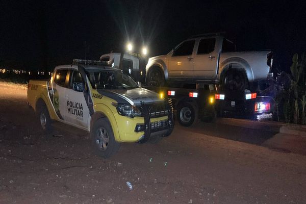 Imagem referente a notícia: PM recupera caminhonete roubada minutos após o crime e detém um suspeito no Bairro Esmeralda