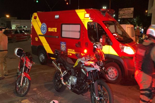 Imagem referente a notícia: Durante tentativa de fuga da PM, motociclista atinge outra moto e acaba detido na Av. Carlos Gomes