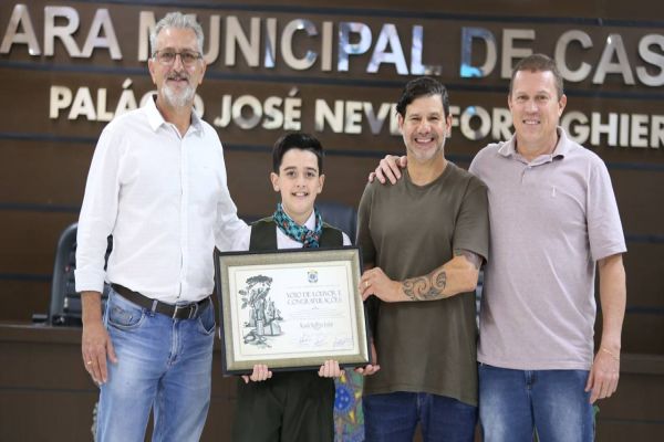Músico de 11 anos recebe Voto de Louvor na Câmara de Cascavel