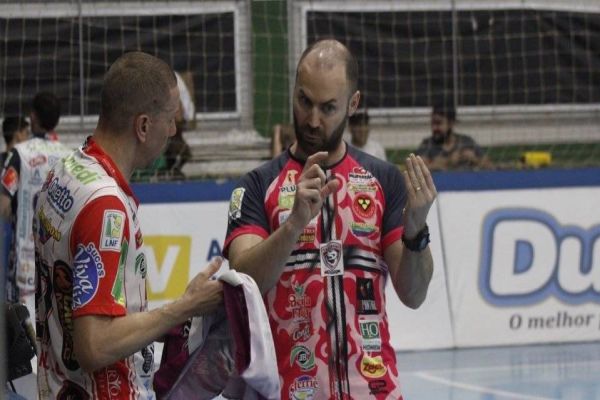 Cassiano Klein faz história no Cascavel com estilo único e filosofia inspirada em treinador europeu