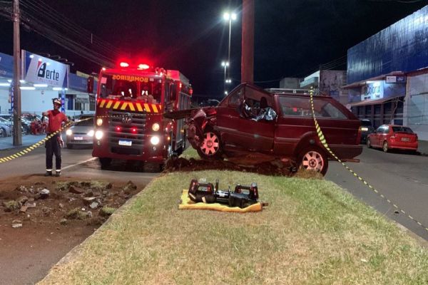 Imagem referente a notícia: Homem morre após colidir veículo pela segunda vez na mesma noite em Cascavel