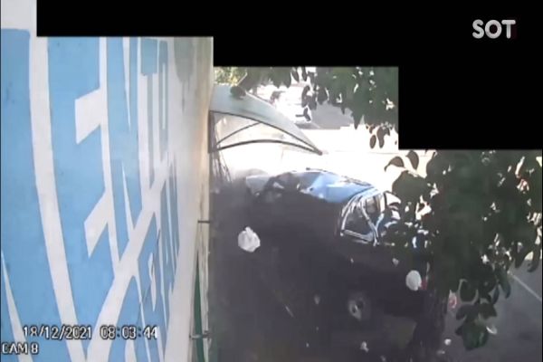 Imagem referente a notícia: Câmera de segurança flagra caminhonete atingindo carro e derrubando parede de loja, em Cascavel
