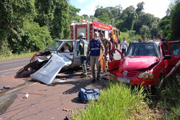 Duas pessoas ficam feridas após grave colisão de trânsito na BR-373 em Coronel Vivida