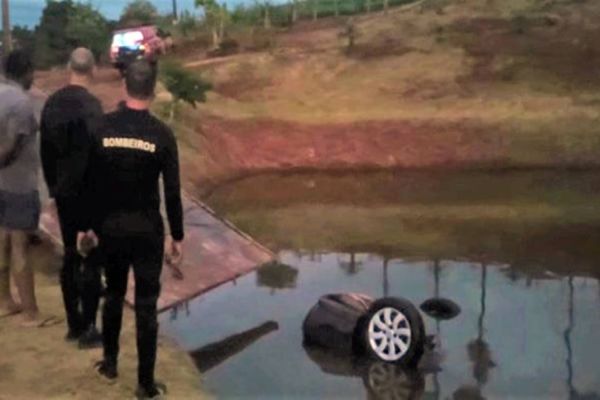 Bandidos furtam loja e Mercado em Santa Lucia e na fuga caem com carro dentro de açude e um morre