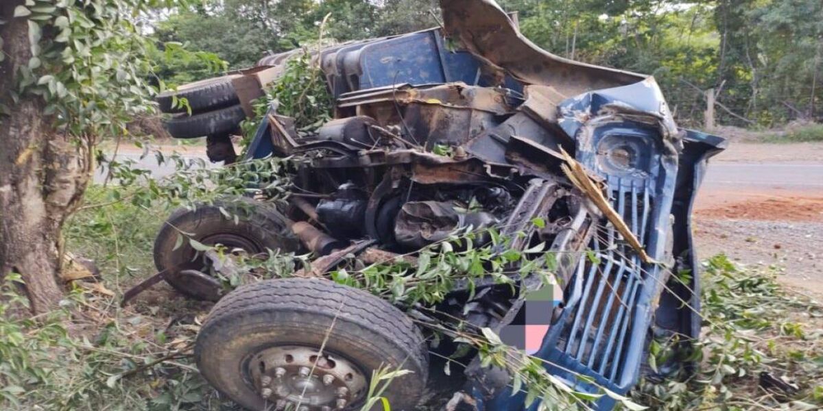 Caminhão fica totalmente destruído após acidente em Prudentópolis