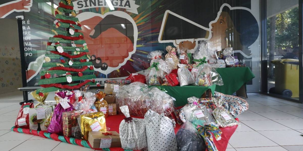 Crianças e adolescentes recebem presentes de "padrinhos natalinos"