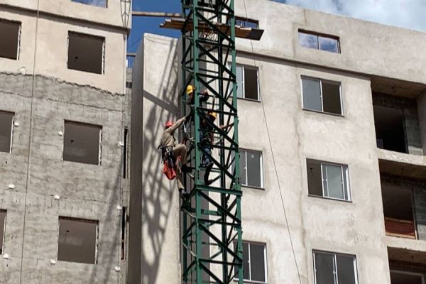 Imagem referente a notícia: Trabalhador fica preso em guindaste e é socorrido pelo Corpo de Bombeiros