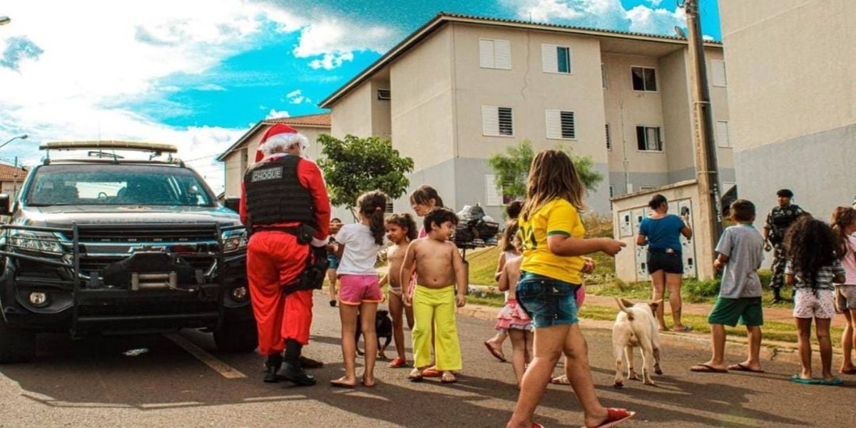 Pelotão de Choque do 6ºBPM realiza entrega de doces e faz a alegria das crianças em Cascavel