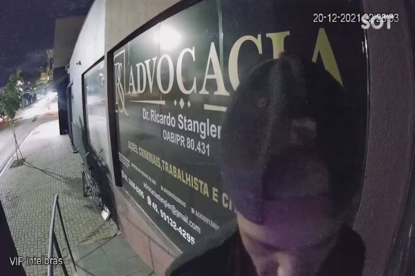 Imagem referente a notícia: Homem é flagrado tentando furtar escritório de advocacia na região central de Cascavel