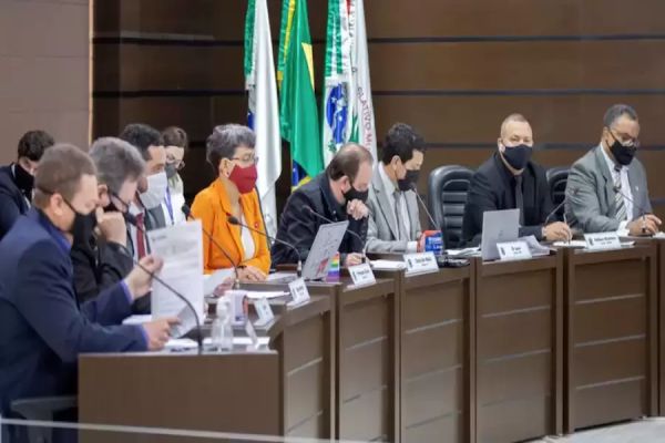 Vereadores de Cascavel aumentam os próprios salários em votação de "12 segundos"