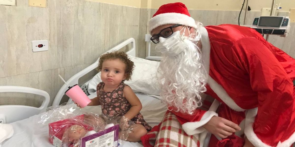 Papai Noel distribui presentes e contagia sorrisos no Huop