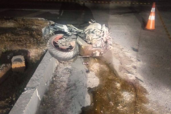 Impressionante: Motociclista morre após forte colisão na BR-277 e moto pega fogo