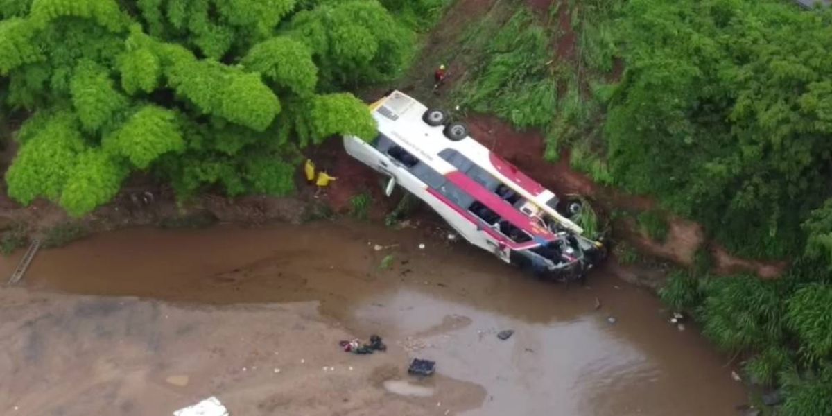 Ônibus bate em carro e caminhão, cai em ribanceira e deixa 5 mortos e dezenas de feridos na BR-153