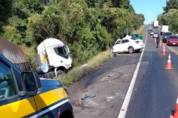 Quatro pessoas morrem após colisão frontal entre carro e caminhão na BR-277 em Guarapuava