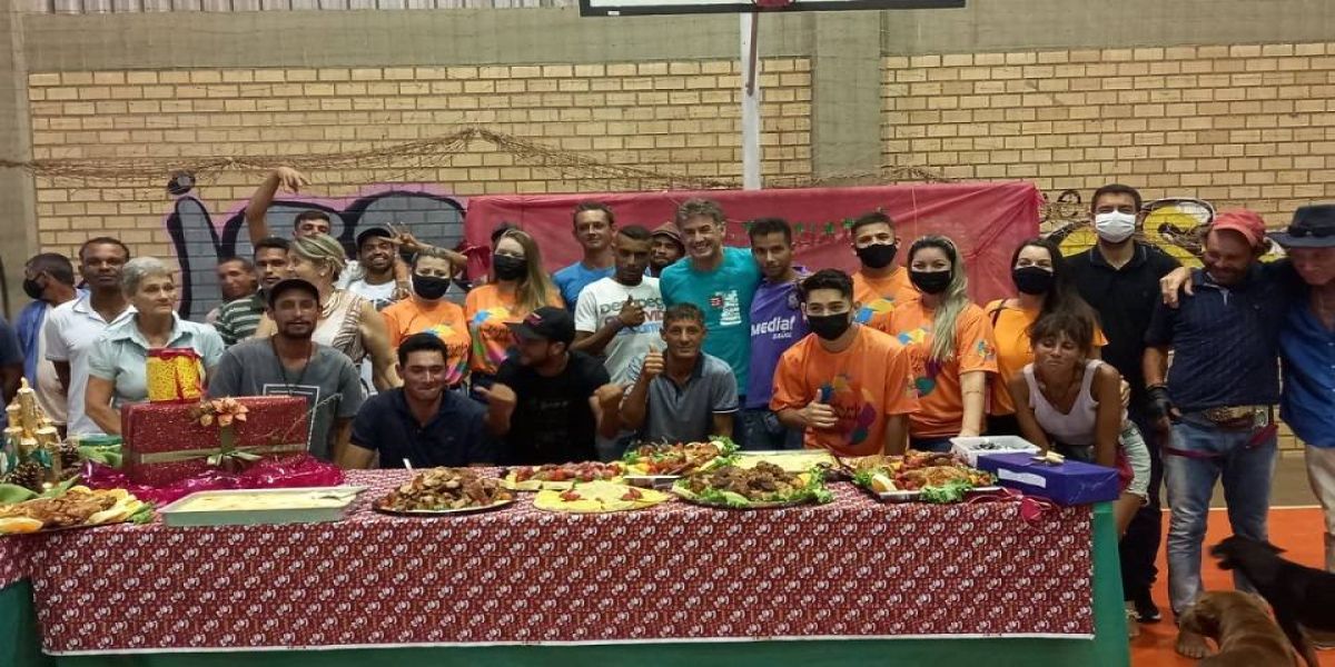 Pessoas em situação de rua ganham ceia de Natal em Cascavel