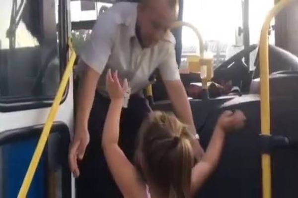 Imagem referente a notícia: Gesto de Carinho: Motorista do transporte coletivo de Cascavel recebe presente de Natal