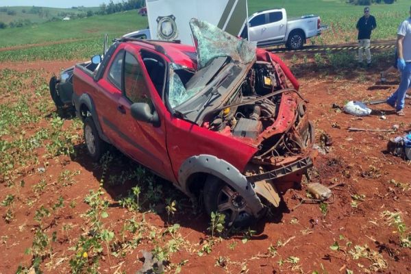 Homem morre após picape bater contra árvore e capotar em Nova Aurora