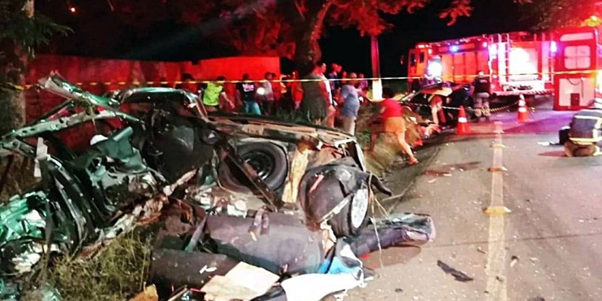 Veículo parte ao meio em acidente com cinco vítimas em Foz