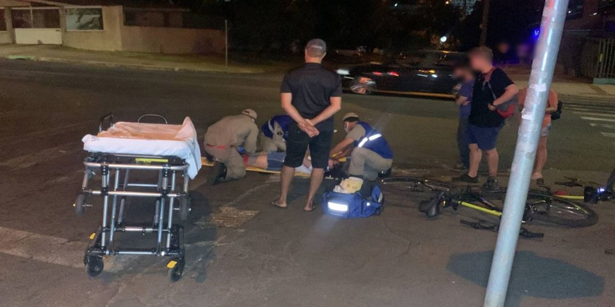 Ciclista sofre suspeita de fratura em clavícula após colisão de trânsito na Rua Ipanema em Cascavel