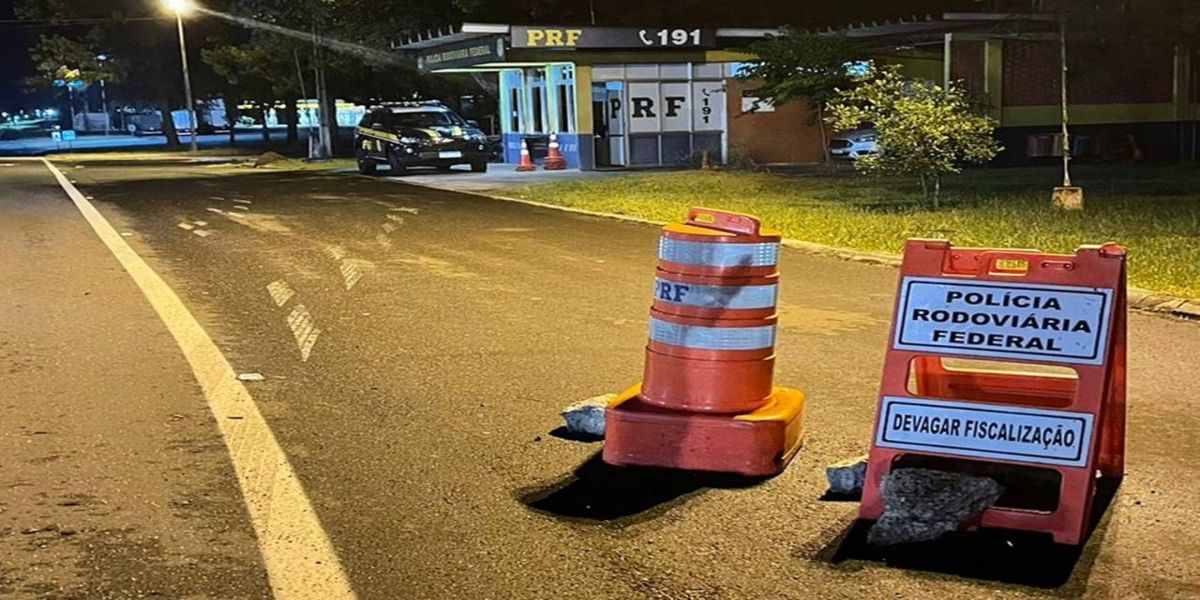 Carro passa a mais de 150km por hora no posto da PRF é perseguido por 16km