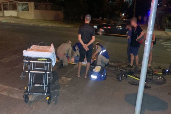 Ciclista sofre suspeita de fratura em clavícula após colisão de trânsito na Rua Ipanema em Cascavel