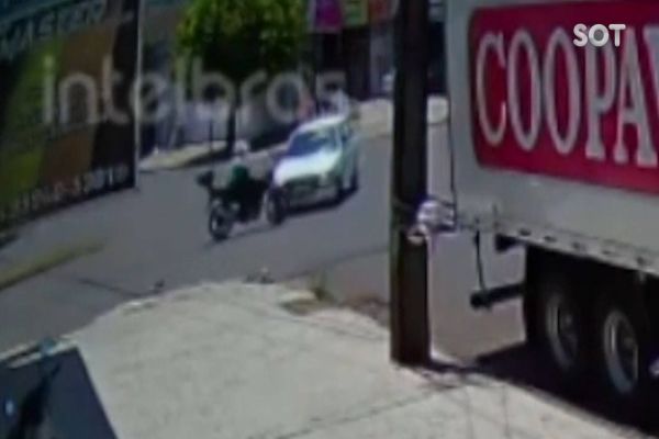 Câmera de segurança registra colisão na Avenida Rocha Pombo